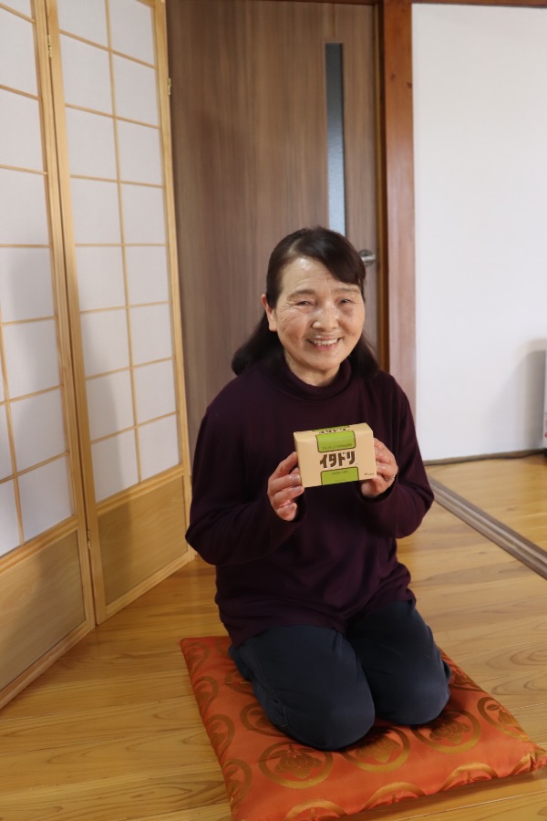 イタドリのパッケージを持つ小野桂子さん