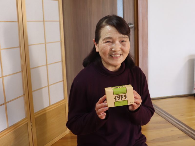 イタドリのパッケージを持つ小野桂子さん